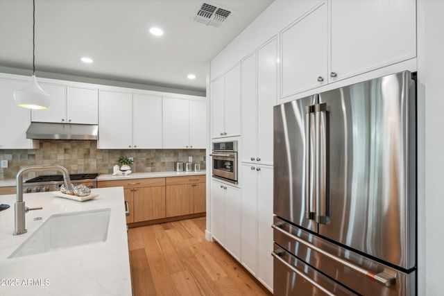 5533 E EARLL Drive, Phoenix, AZ 85018