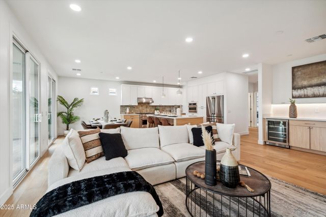 5533 E EARLL Drive, Phoenix, AZ 85018