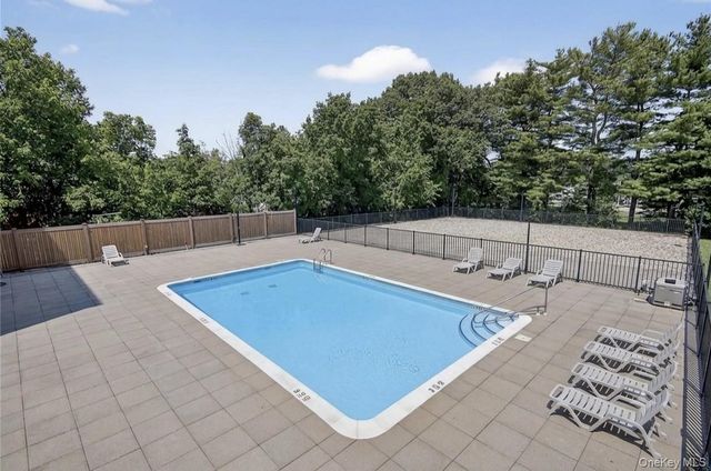 175 Maple Avenue 4D, Westbury, NY 11590