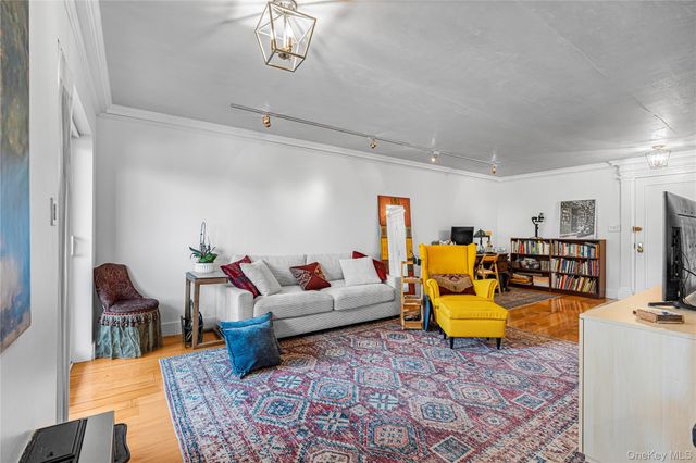 175 Maple Avenue 4D, Westbury, NY 11590