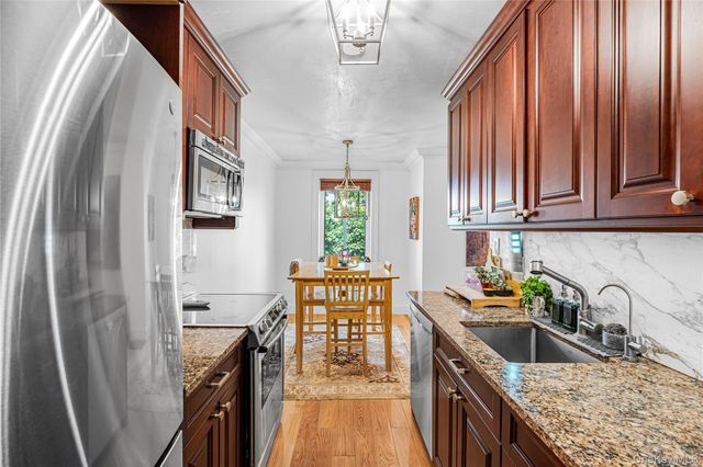 175 Maple Avenue 4D, Westbury, NY 11590