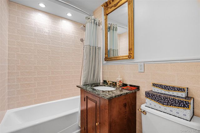 175 Maple Avenue 4D, Westbury, NY 11590
