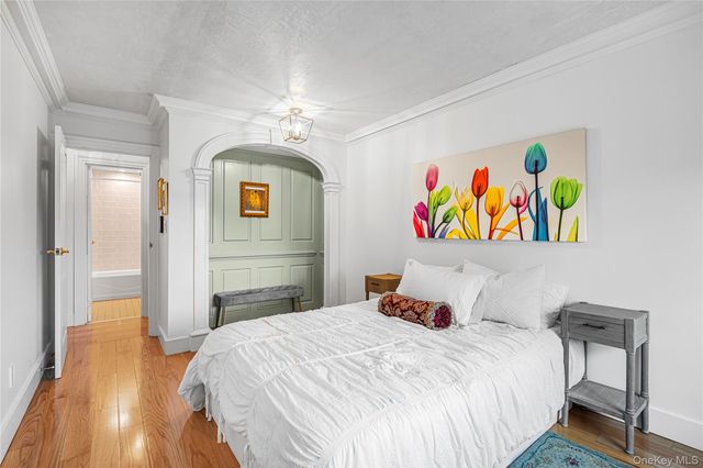 175 Maple Avenue 4D, Westbury, NY 11590