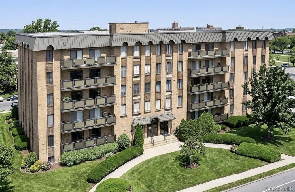 175 Maple Avenue 4D, Westbury, NY 11590