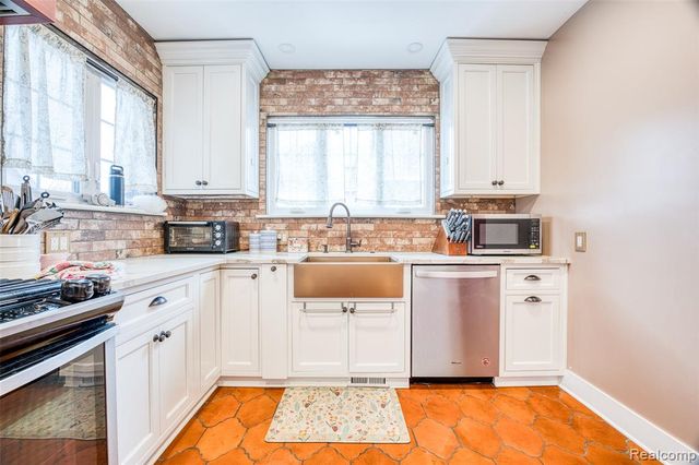 142 Ottawa Drive, Pontiac, MI 48341