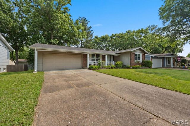 527 Blazedwood Drive, Ballwin, MO 63021