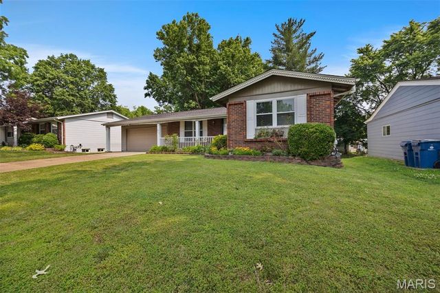 527 Blazedwood Drive, Ballwin, MO 63021