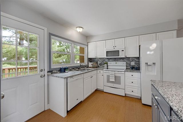 527 Blazedwood Drive, Ballwin, MO 63021