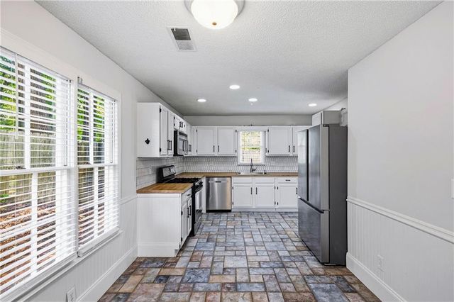 621 Radford Circle, Woodstock, GA 30188