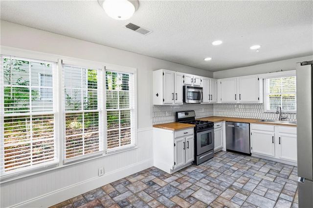 621 Radford Circle, Woodstock, GA 30188