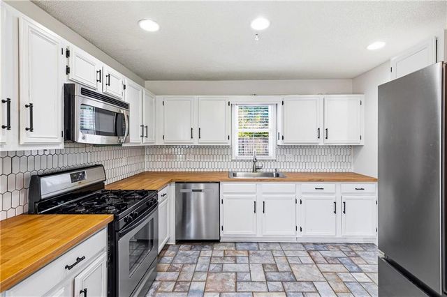 621 Radford Circle, Woodstock, GA 30188