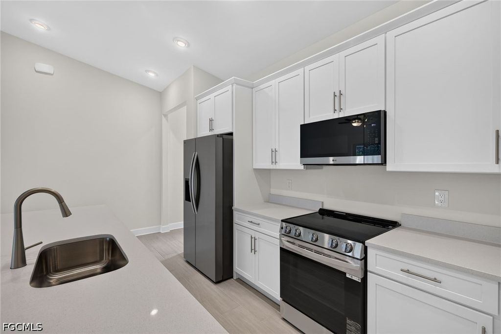 Image 12 of property listing at 633 SW 13th ST, Cape Coral, FL 33991