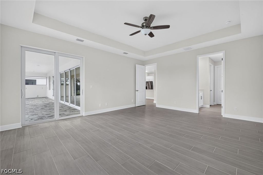 Image 14 of property listing at 633 SW 13th ST, Cape Coral, FL 33991