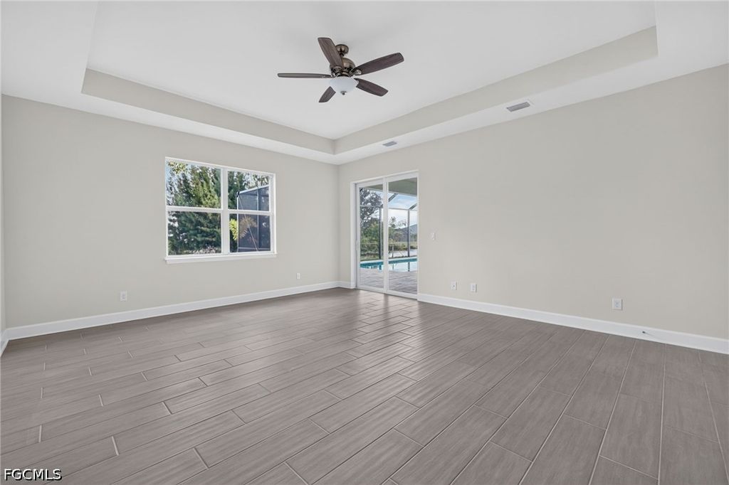 Image 15 of property listing at 633 SW 13th ST, Cape Coral, FL 33991