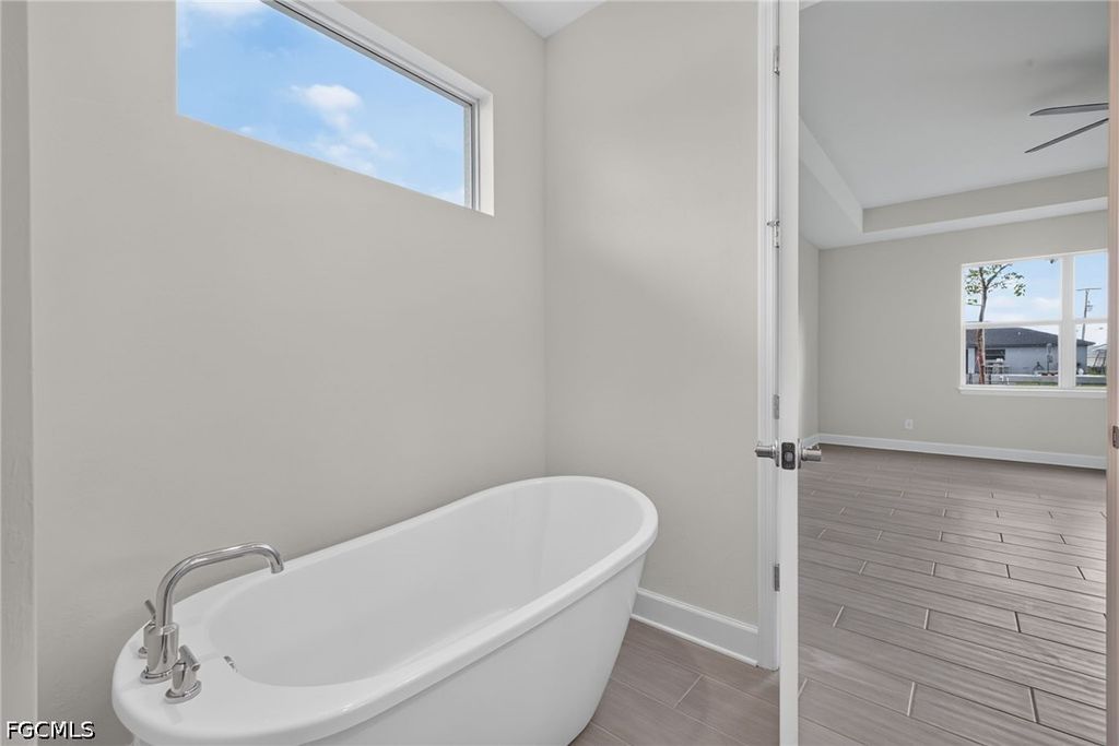 Image 18 of property listing at 633 SW 13th ST, Cape Coral, FL 33991