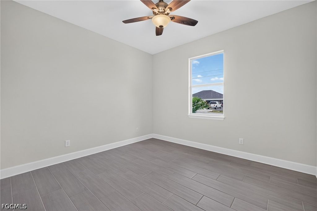 Image 23 of property listing at 633 SW 13th ST, Cape Coral, FL 33991