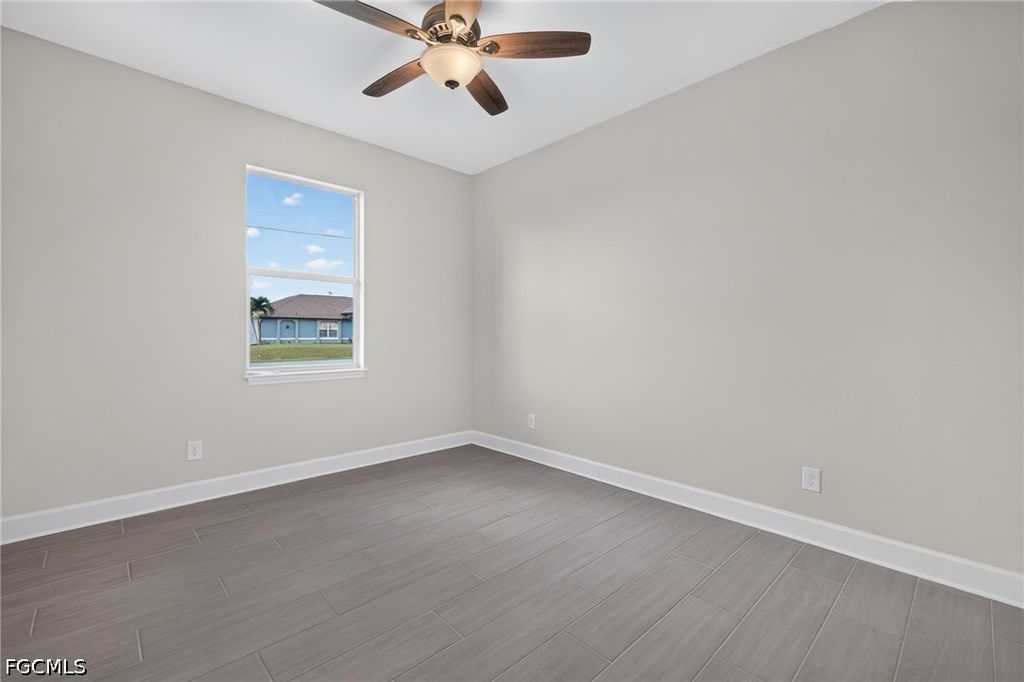 Image 24 of property listing at 633 SW 13th ST, Cape Coral, FL 33991