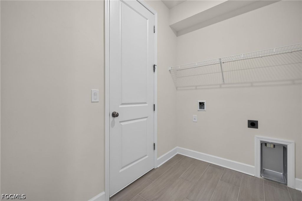 Image 26 of property listing at 633 SW 13th ST, Cape Coral, FL 33991