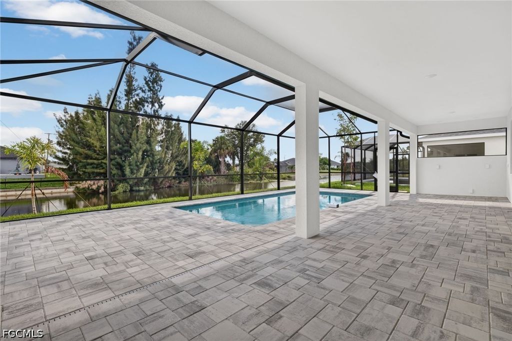 Image 27 of property listing at 633 SW 13th ST, Cape Coral, FL 33991
