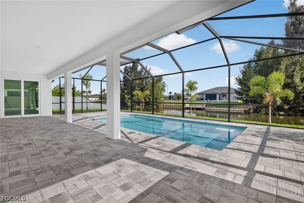 Image 28 of property listing at 633 SW 13th ST, Cape Coral, FL 33991