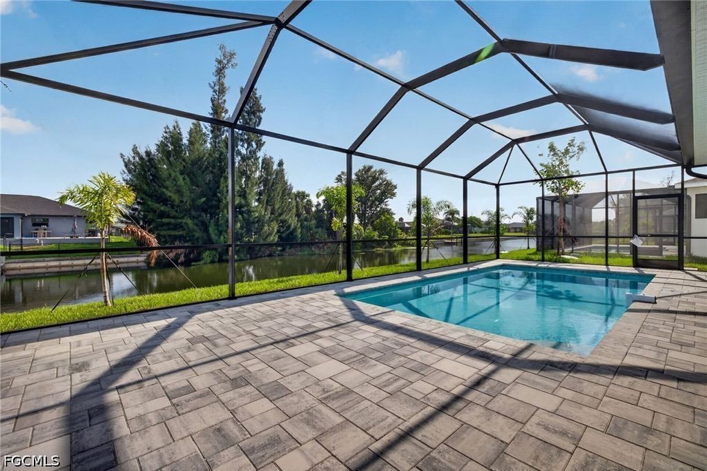Image 30 of property listing at 633 SW 13th ST, Cape Coral, FL 33991