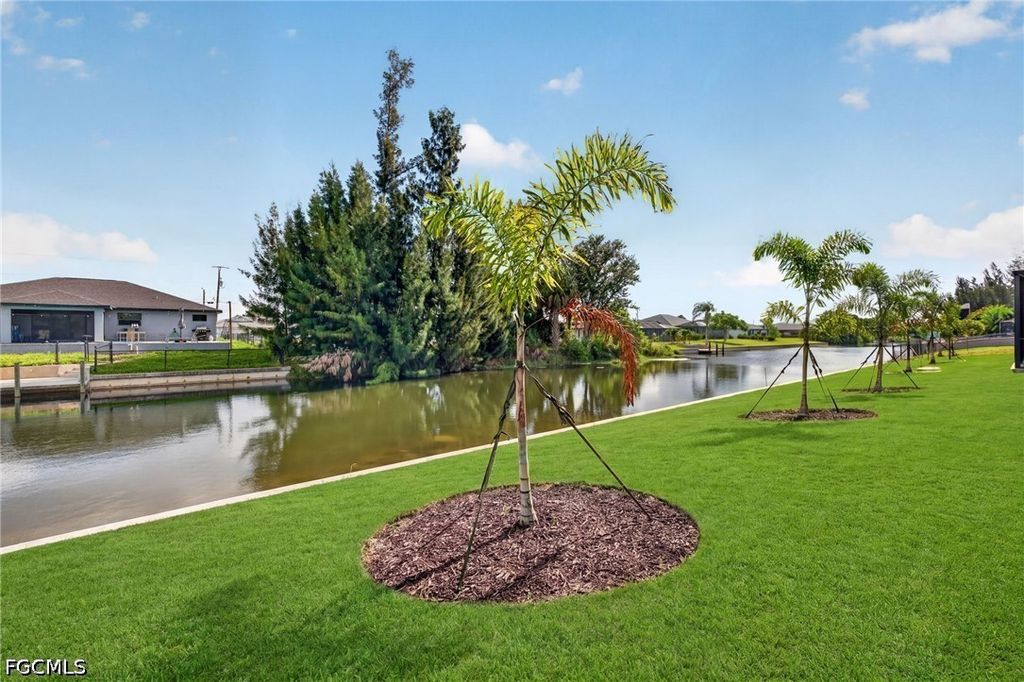 Image 32 of property listing at 633 SW 13th ST, Cape Coral, FL 33991