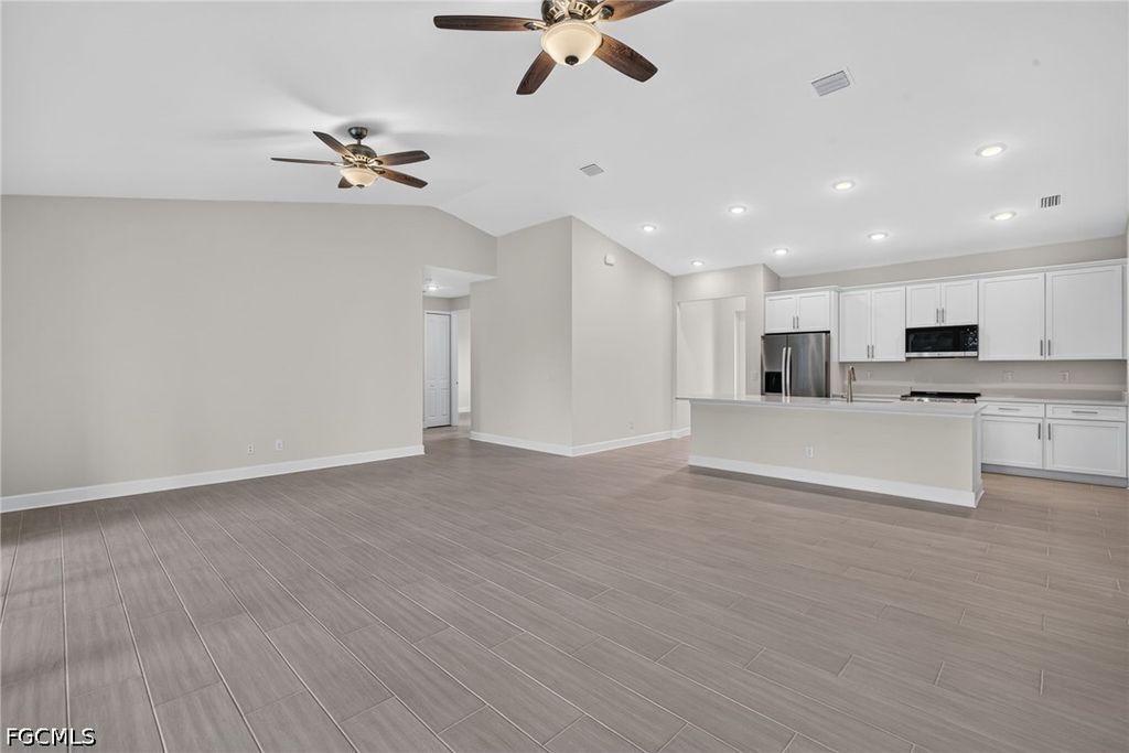 Image 4 of property listing at 633 SW 13th ST, Cape Coral, FL 33991