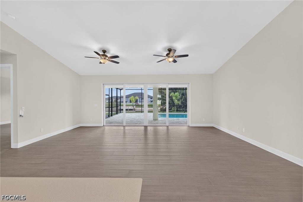 Image 7 of property listing at 633 SW 13th ST, Cape Coral, FL 33991