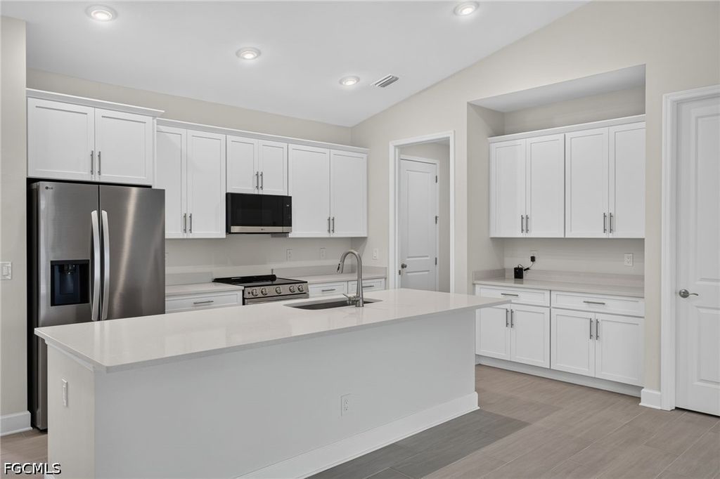 Image 9 of property listing at 633 SW 13th ST, Cape Coral, FL 33991