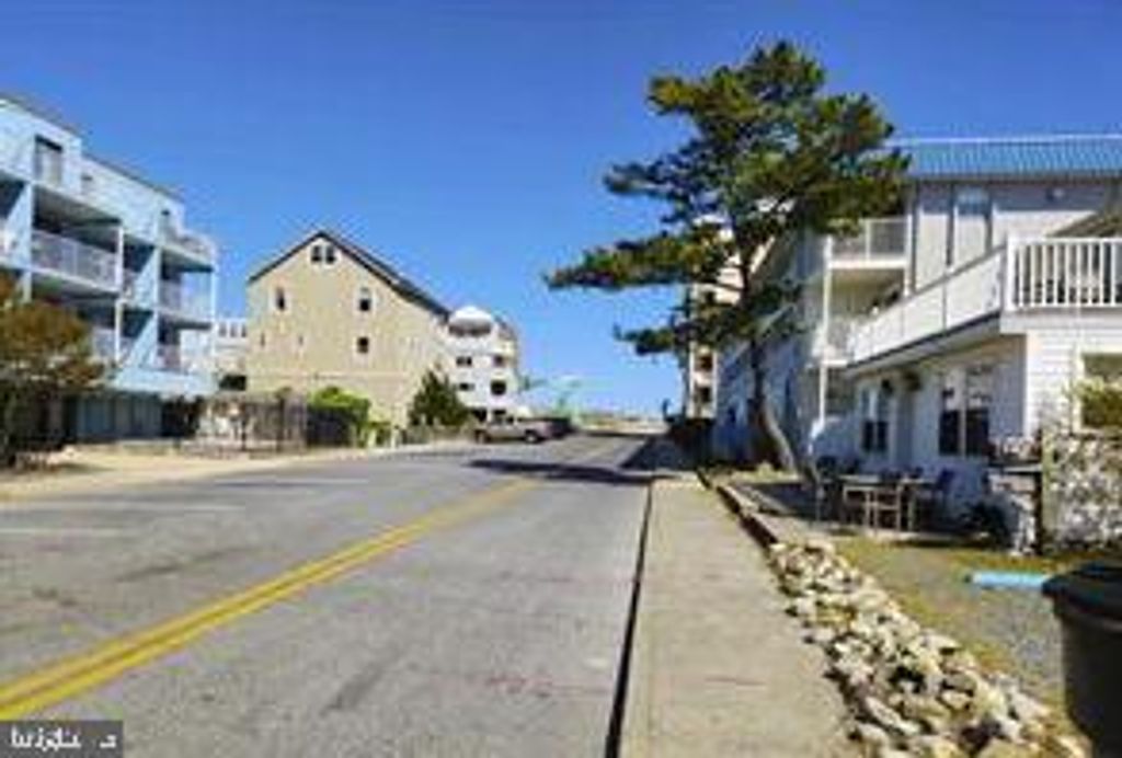 Image 2 of property listing at 13 40TH ST #4, Ocean City, MD 21842