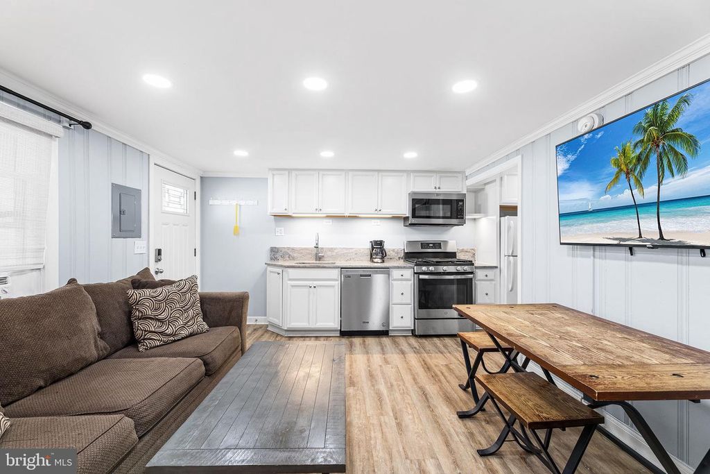 Image 7 of property listing at 13 40TH ST #4, Ocean City, MD 21842