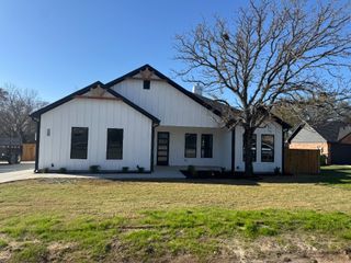1106 E Sixth Street, Springtown, TX 76082