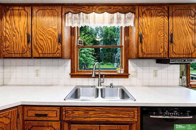 606 Woodbine Drive, Papillion, NE 68046