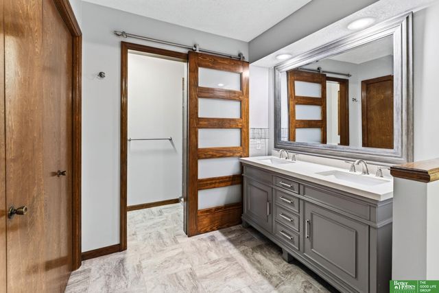 606 Woodbine Drive, Papillion, NE 68046