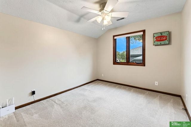 606 Woodbine Drive, Papillion, NE 68046