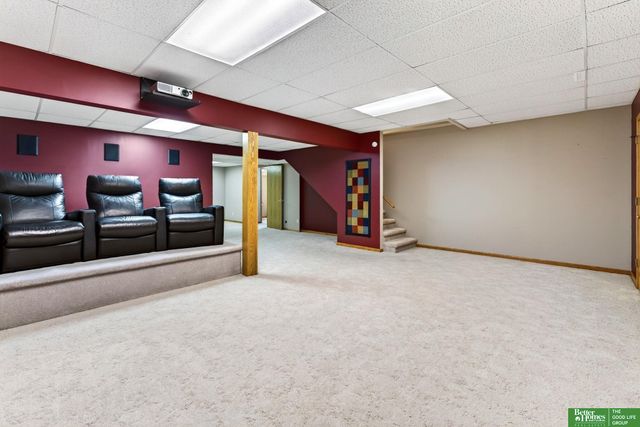 606 Woodbine Drive, Papillion, NE 68046