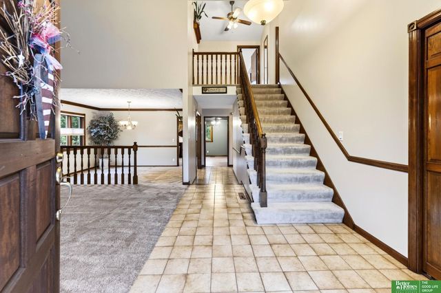 606 Woodbine Drive, Papillion, NE 68046