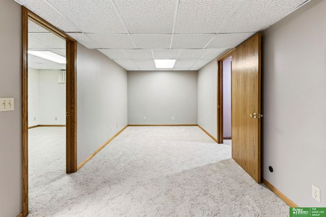 606 Woodbine Drive, Papillion, NE 68046