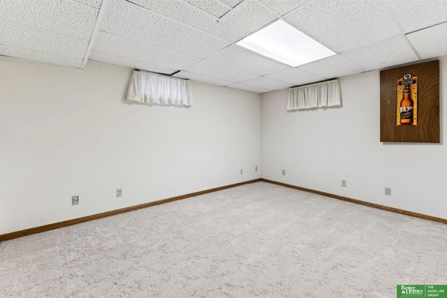606 Woodbine Drive, Papillion, NE 68046