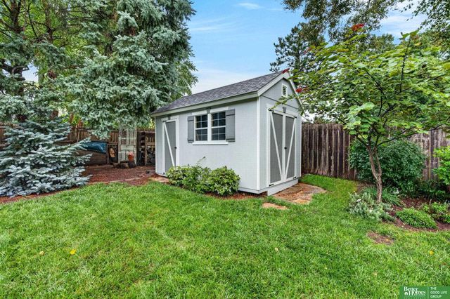 606 Woodbine Drive, Papillion, NE 68046