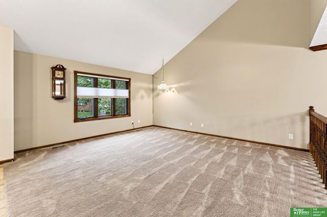 606 Woodbine Drive, Papillion, NE 68046