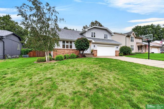 606 Woodbine Drive, Papillion, NE 68046