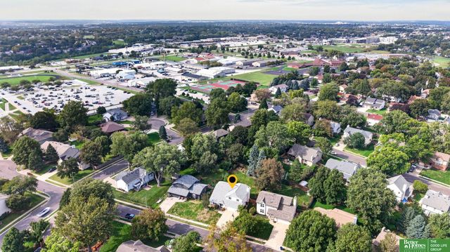 606 Woodbine Drive, Papillion, NE 68046