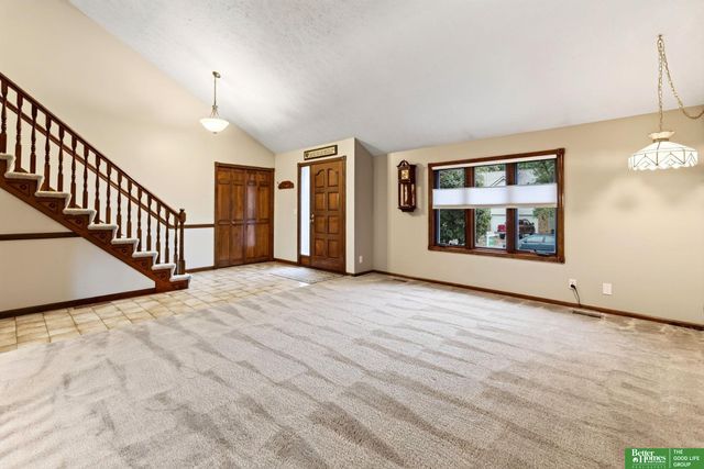 606 Woodbine Drive, Papillion, NE 68046