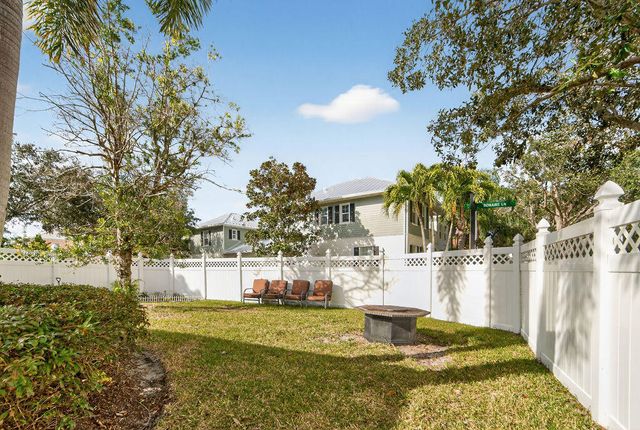 102 Bonaire Lane, Jupiter, FL 33458