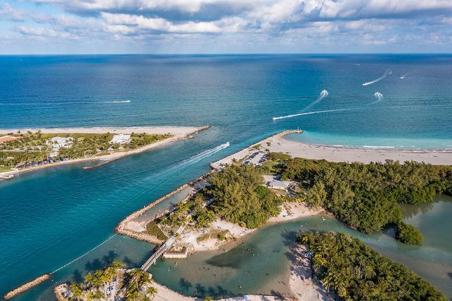 102 Bonaire Lane, Jupiter, FL 33458