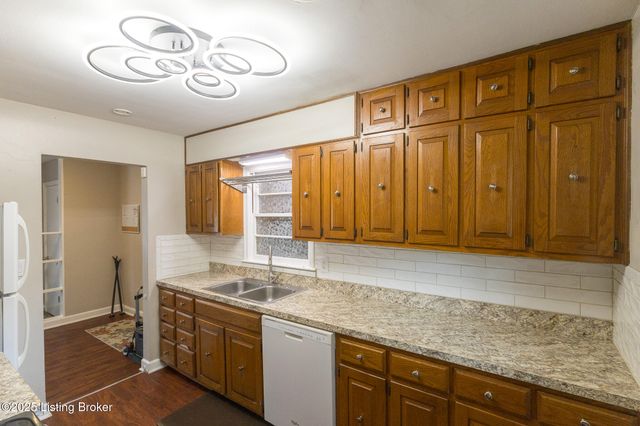 10003 3rd Street Rd, Louisville, KY 40272