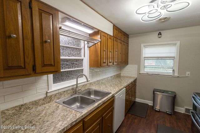10003 3rd Street Rd, Louisville, KY 40272