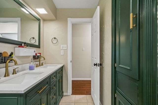 901 Raintree Road, Fort Worth, TX 76103
