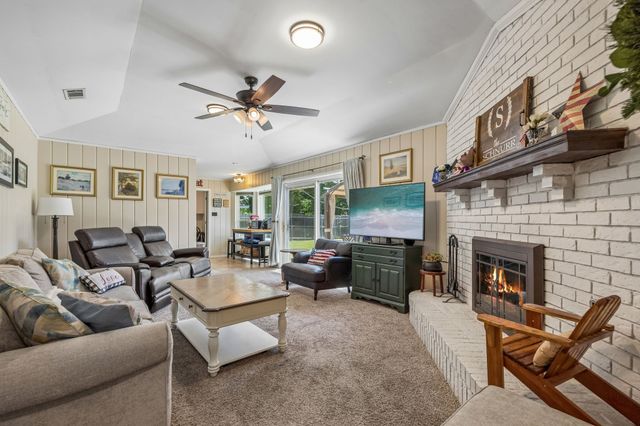 901 Raintree Road, Fort Worth, TX 76103